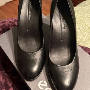 Ecco Black closed toe heels
